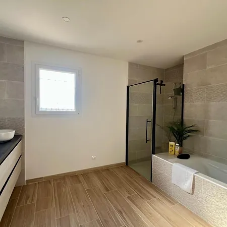 Moderne Avec Piscine Proche De La Sérignan