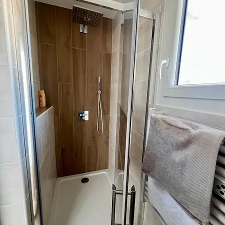 Moderne Avec Piscine Proche De La