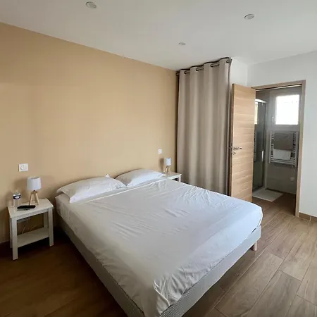 Moderne Avec Piscine Proche De La Willa