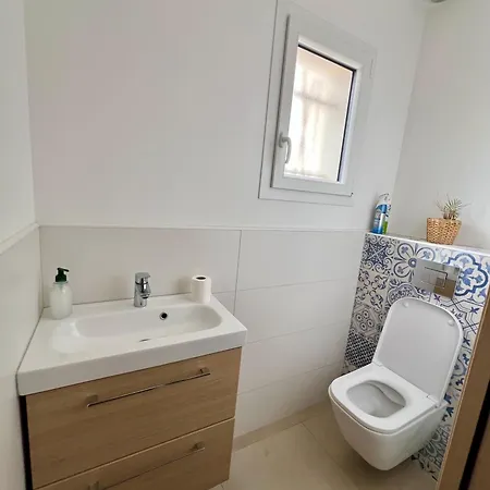 Moderne Avec Piscine Proche De La *