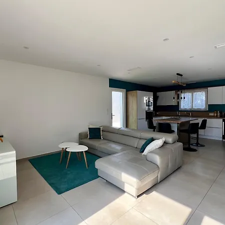 Moderne Avec Piscine Proche De La